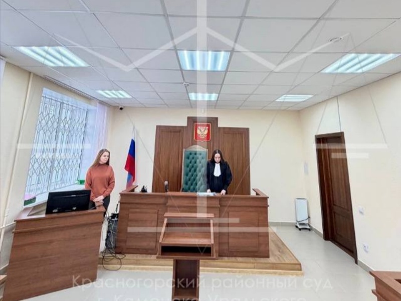 В Каменске-Уральском суд заставил женщину убраться в квартире с семью собаками и кошками | Суд обязал жительницу Каменска-Уральского навести порядок в захламлённой квартире