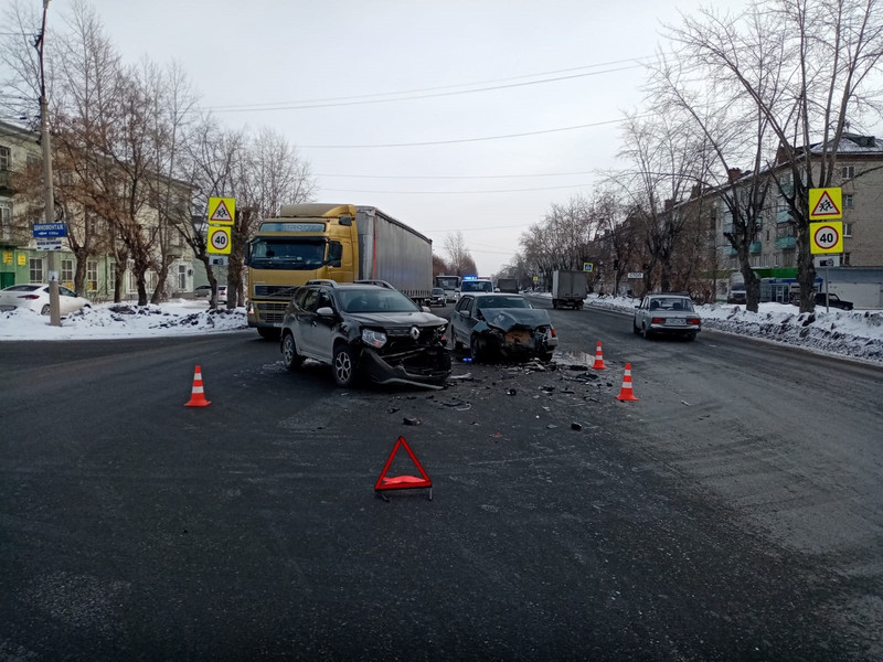 В Каменске-Уральском произошло ДТП, пострадала девушка
