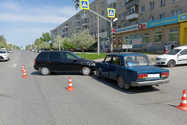 В Каменске-Уральском в ДТП пострадала женщина-пассажир автомашины «ВАЗ-21074» 