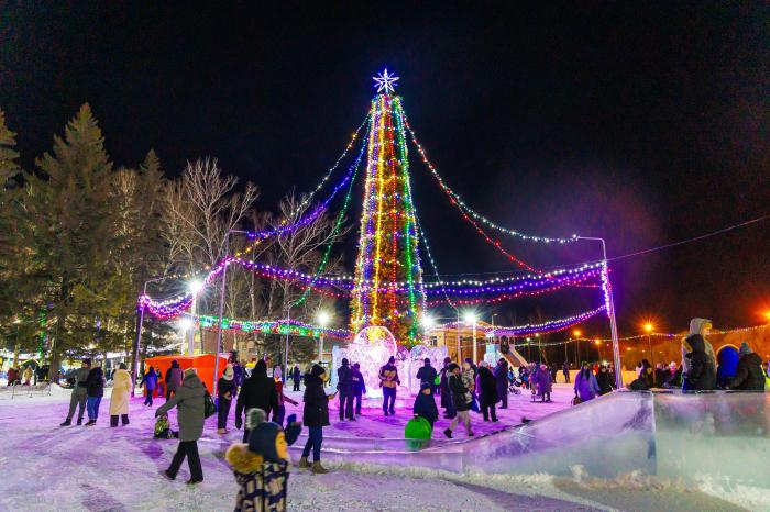 Сотни каменцев посетили ледовый городок от СинТЗ | СинТЗ организовал ледовый городок в Каменске-Уральском