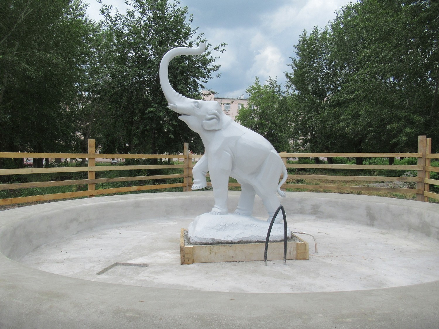 Фонтан «Слоненок» в Каменске-Уральском почти готов, территория вокруг тоже благоустраивается: скоро у жителей ближайших улиц будет праздник!