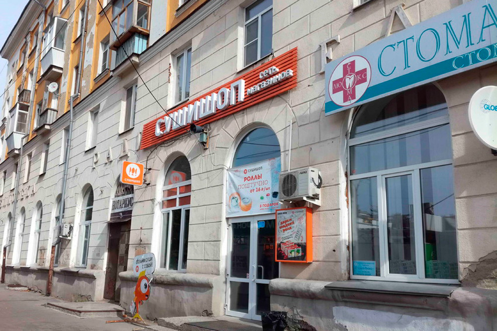 Мэрия Каменска-Уральского объявила войну наружному мусору — рекламе, вывескам. Пока обходятся предписаниями, но придумали кое-что иное...