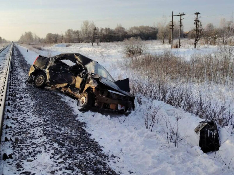 В Псковской области четыре человека погибли в ДТП с грузовым поездом | Четыре человека погибли при столкновении авто и поезда под Псковом