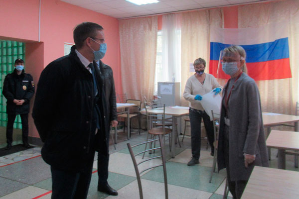 «Все работает, безопасность соблюдена». Мэр ездит по избирательным участкам Каменска — оценивает условия и удобство для населения