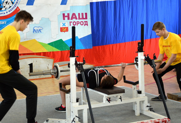 Юные силачи из Каменска-Уральского тягали штангу в Ирбите. Результаты порадовали: шесть медалей в разных категориях