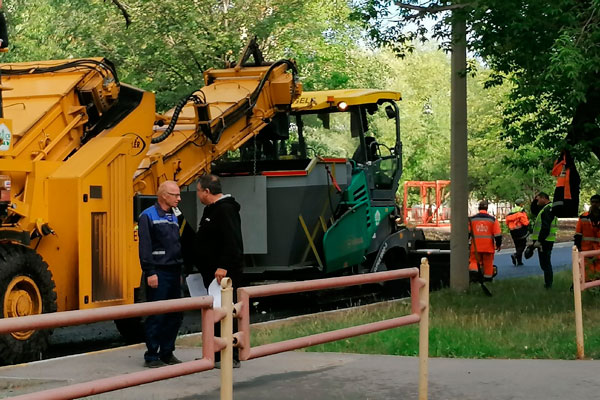 Асфальтируют ул. Тевосяна, затем перейдут на Строителей: дорожные ремонты в Каменске-Уральском продолжаются