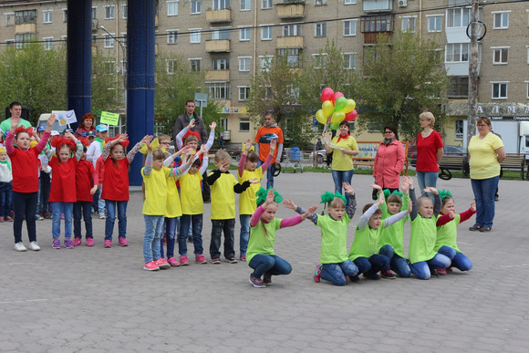 Каменские детсадовцы устроили флешмоб на одной из центральных улиц города