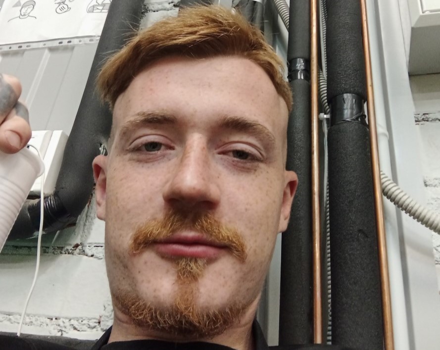 «Схвати и тащи обратно»: соседи, на глазах которых с 13 этажа упал екатеринбуржец, пытались его спасти | В Екатеринбурге парень сорвался с балкона многоэтажки и разбился на глазах у соседей