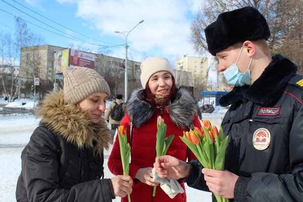 Полицейские поздравили женщин с предстоящим праздником