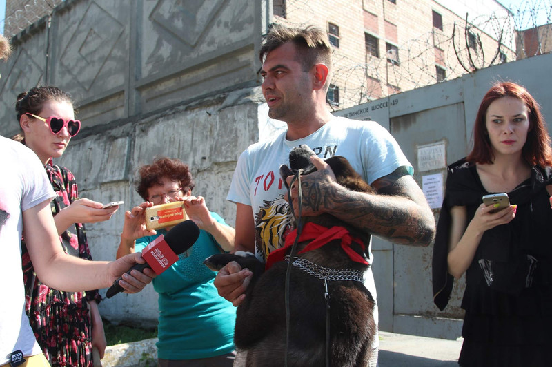 Пинали, били, лежал в крови. Вышедший на свободу Денис Гауэрт, поддержавший хабаровчан, объяснил, почему не стал пикетировать в Каменске