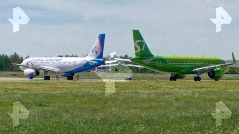 Пассажиры засняли последствия столкновения самолетов в Пулково