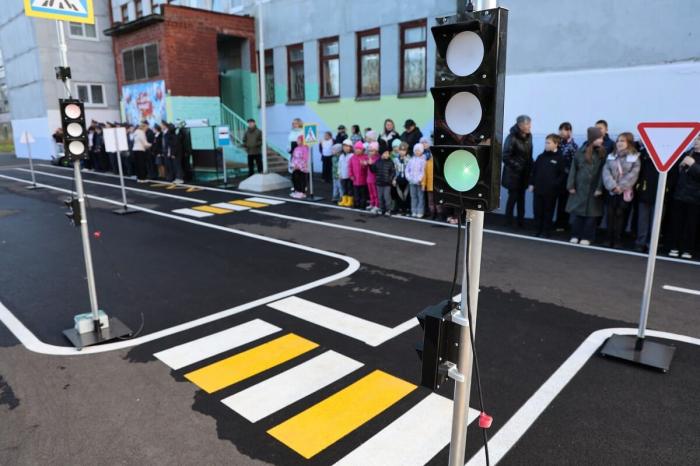 Первый школьный автогородок появился в Каменске-Уральском: дети стали пешеходами и водителями | В школе № 60 Каменска-Уральского открылся первый школьный автогородок Первый школьный автогородок появился в Каменске-Уральском: дети стали пешеходами и водителями | В школе № 60 Каменска-Уральского открылся первый школьный автогородок