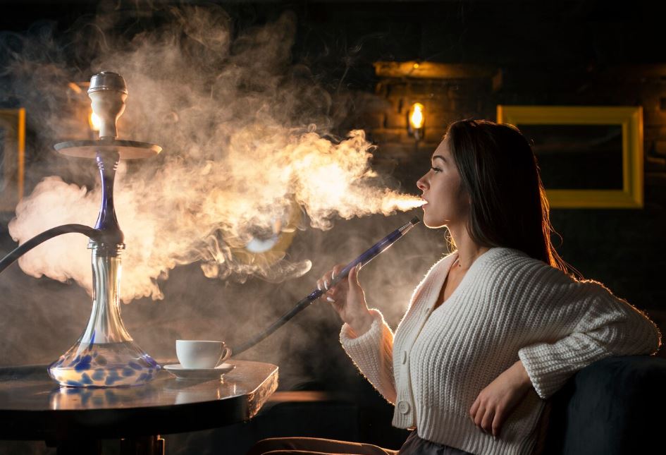 Эксперт рассказала, какие угрозы таит в себе кальян: молодежь должна знать