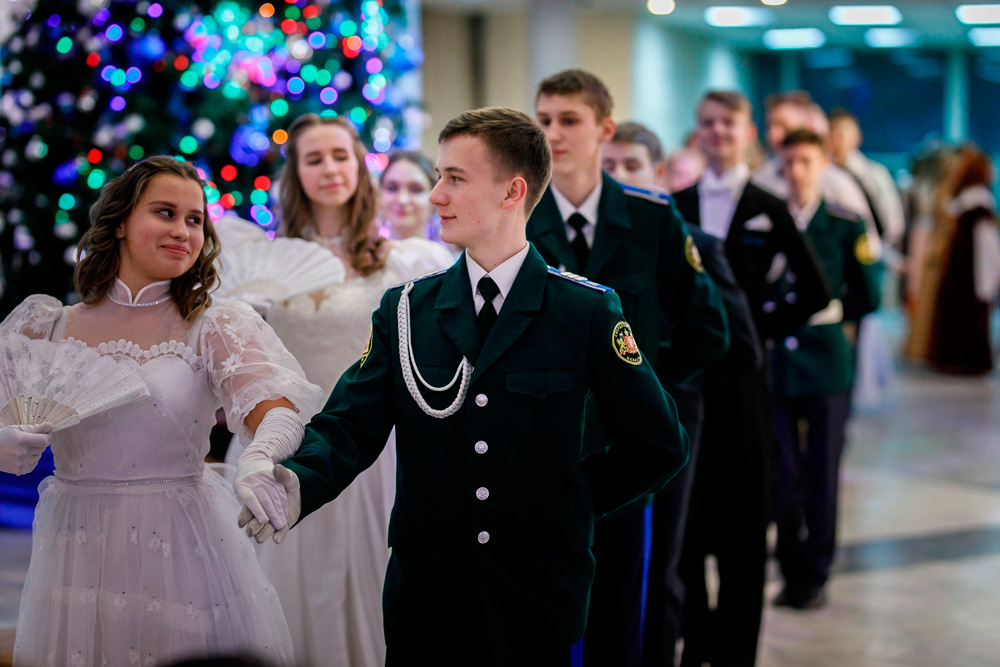 Все как полагается: платья в пол, перчатки, ленты, фраки. Каменские старшеклассники побывали на балу в духе XIX века. Как это было?