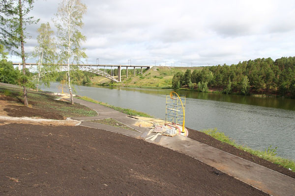 Благоустройство в разгаре: улица Набережная в Каменске-Уральском расцветает на глазах. На будущий год работы продолжатся по желанию горожан