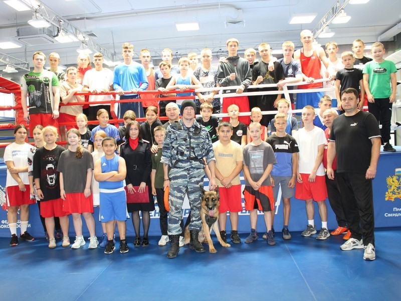 Полиция нагрянула в гости к юным боксерам Каменска-Уральского — подросткам провели инструктаж | В Каменске-Уральском полиция посетила юных каменских боксеров