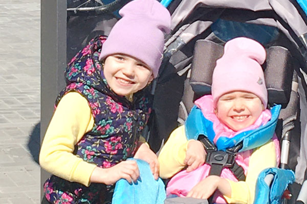 Драма Номер Три проведет благотворительный марафон — деньги со спектаклей направят на лечение двойняшек, которые нуждаются в помощи