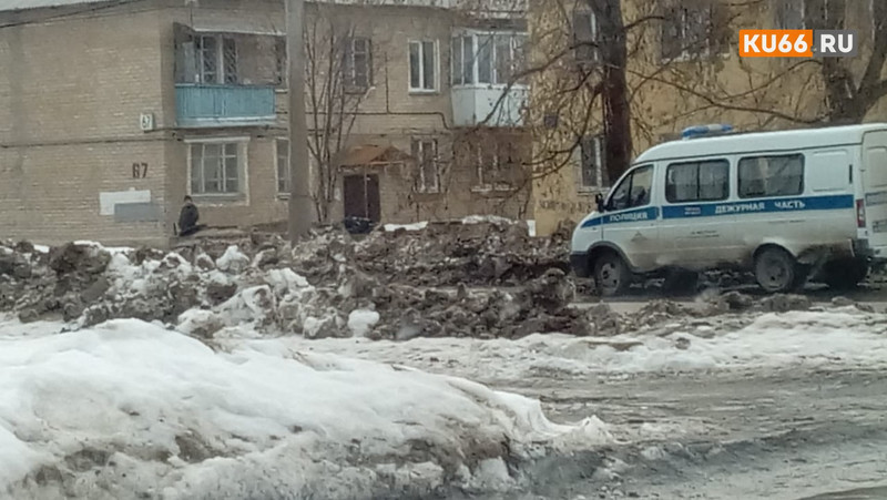 В коллекторе на улице Октябрьская в Каменске-Уральском рабочие нашли двух бомжей, один мертв. Похоже, отравились водкой. Доставали спасатели