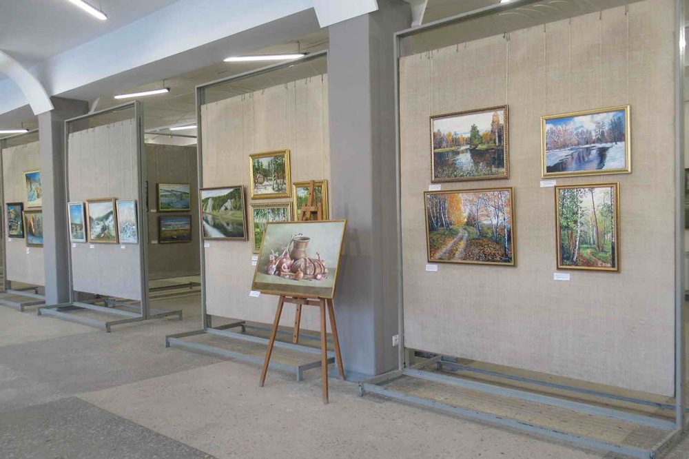 В вернисаже в выставочном зале Каменска участвует мужчина, которого взяться за кисти и краски уговорил внук. Четыреста зрителей уже оценили!