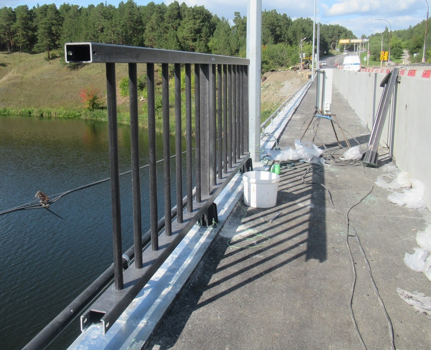 Монтируют новые перила: пока подрядчик ремонтирует Байновский мост в Каменске-Уральском, жители критикуют, недоумевают и возмущаются