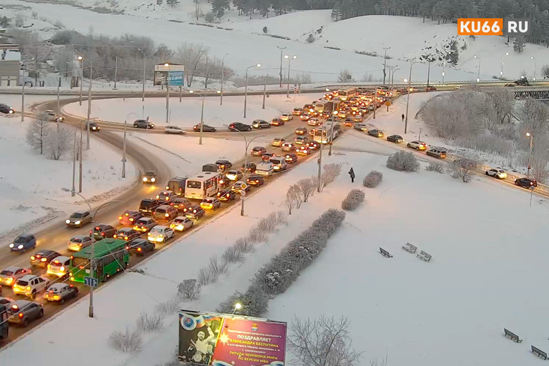 Утром из-за ДТП на Байновском мосту образовалась огромная пробка. Люди опоздали на работу