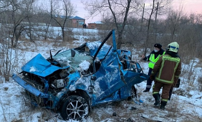 Автомобиль с людьми рухнул с моста: никто не выжил