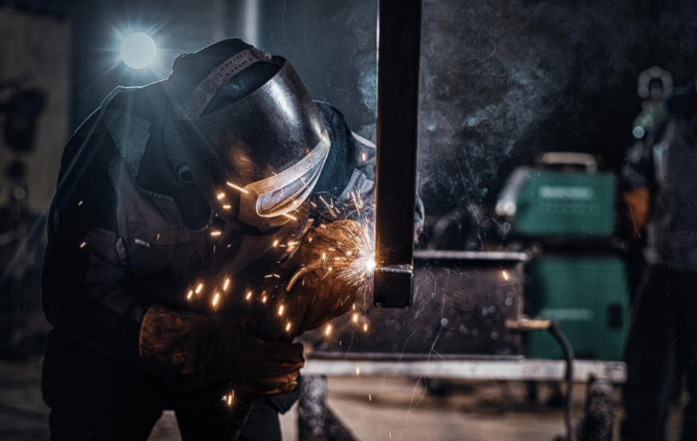 Сварщик теперь в тренде: зарплаты до 350 тыс. — это изменит рынок труда  | Зарплаты в 2026 году: почему сварщики получают больше программистов?