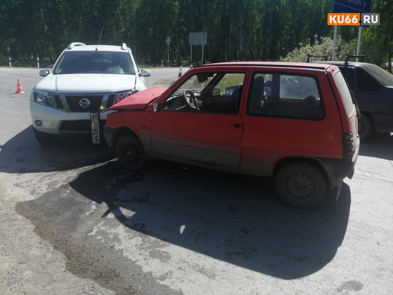 На перекрестке загородных автотрасс под Каменском-Уральским столкнулись Nissan Terrano и Ока: у пассажирки малолитражки травмы...