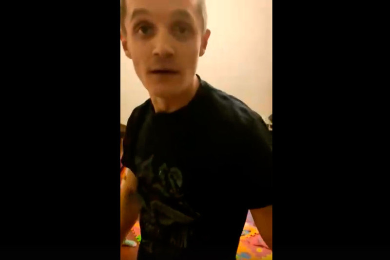 В Каменске-Уральском мужчина продолжает терроризировать бывшую сожительницу — чуть не напал на нее у дома, она успела закрыться в машине