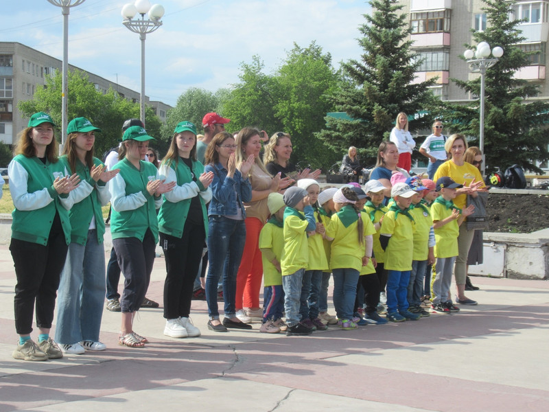 Отряды школяров и детсадовцев в начале лета поучаствовали в молодежной вахте в центре Каменска. Будут помогать городским коммунальщикам
