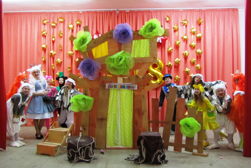 На что пошли деньги гранта? В репертуаре детского театра Каменска-Уральского появился новый спектакль, а у школы – три радиомикрофона