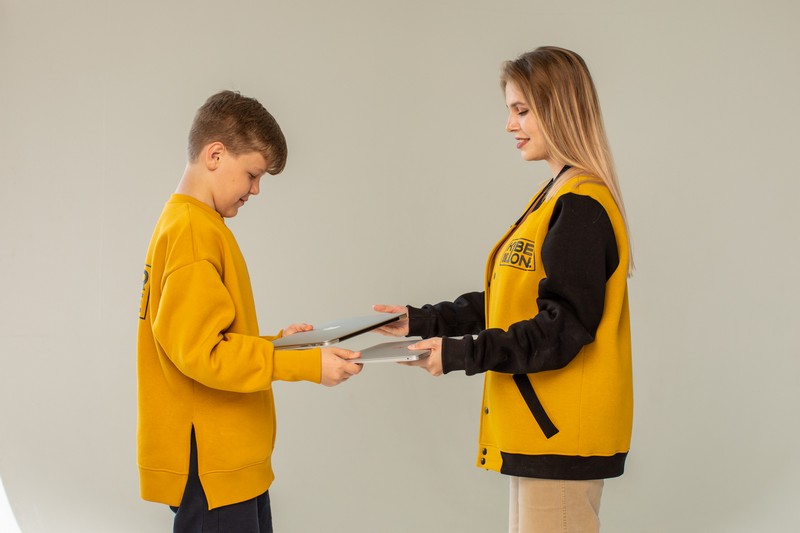 «Сделать из бабушки блогера и из внука программиста» - как в KIBERone приобщают к IT сразу три поколения