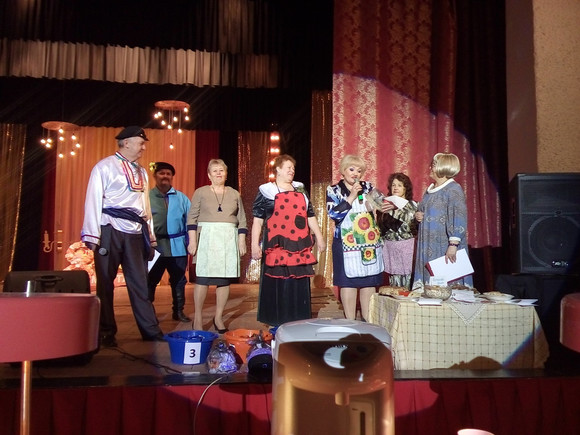 «Здравствуй, теща, друг родной!» Героини анекдотов доказывали в Каменске, на что способны на кухне и что за словом в карман не лезут