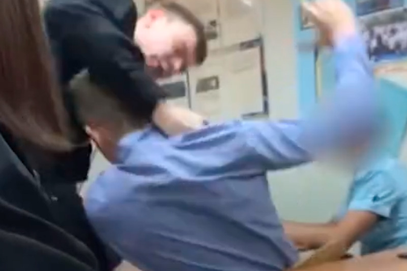 В тюменской школе учитель кричал матом на детей. Ученики сняли всё на видео