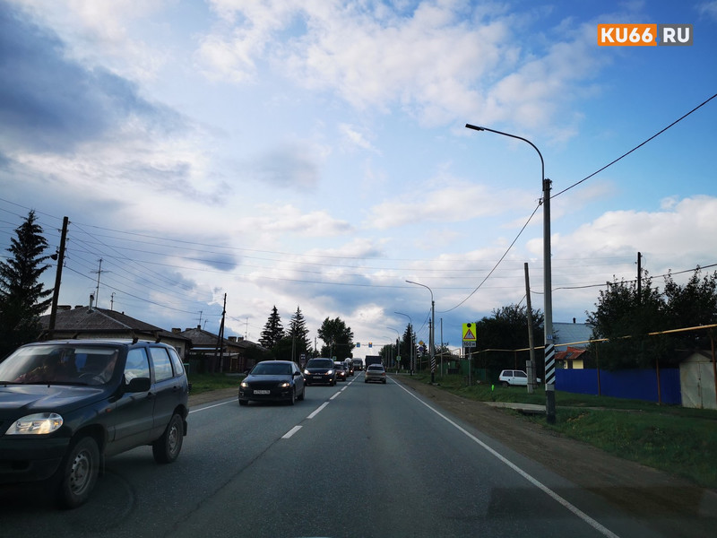 На пути из Екатеринбурга в Каменск-Уральский у пос. Марамзино проезд транспорта по железнодорожному переезду затруднен из-за ремонтных работ