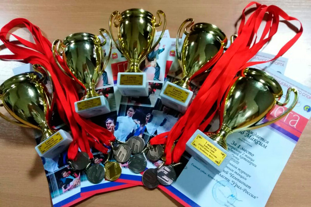 Танцоры из народного коллектива «Сюрприз» Каменска привезли 33 кубка с турниров из Екатеринбурга и Челябинска. Отличились и солистки...