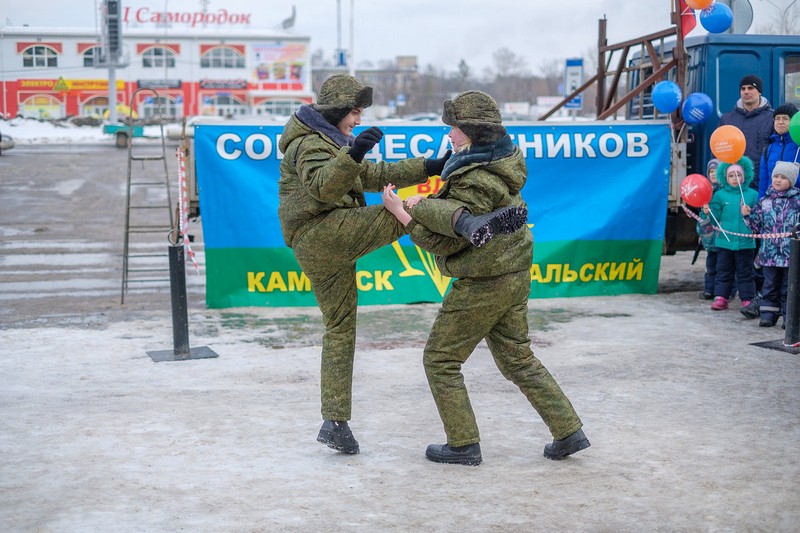 Военно-полевая кухня, концерт, конкурсы военной песни и чтецов — у ТЦ «ДОМ» в Каменске-Уральском отпраздновали День защитника Отечества