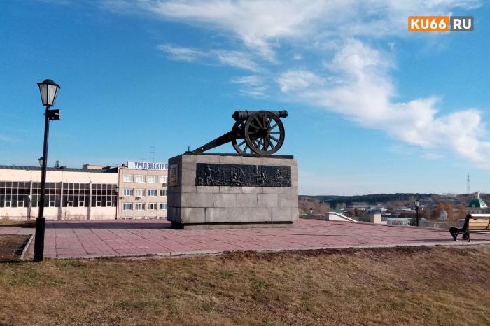 В центре Каменска-Уральского меняется облик территории возле главного памятника | В Каменске-Уральском благоустроят территорию рядом с «Пушкой»