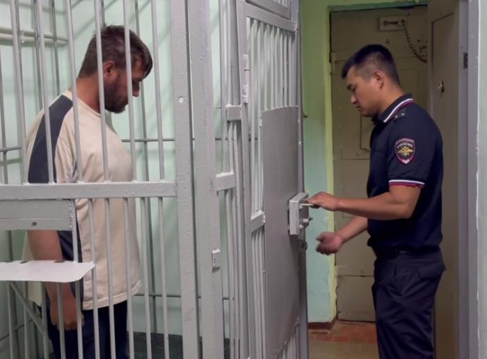 Украл мясо, водку и мороженое: полиция Каменска-Уральского задержала «голодного вора» | Вор в Каменске-Уральском украл у пенсионера инструменты и еду из холодильника