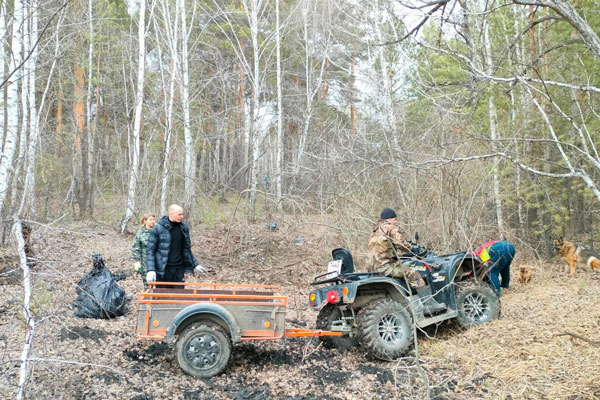 В Каменске-Уральском экопатруль убрал мусор рядом с Волковской плотиной | Добровольцы экопатруля Каменска-Уральского: чистота просто в их руках