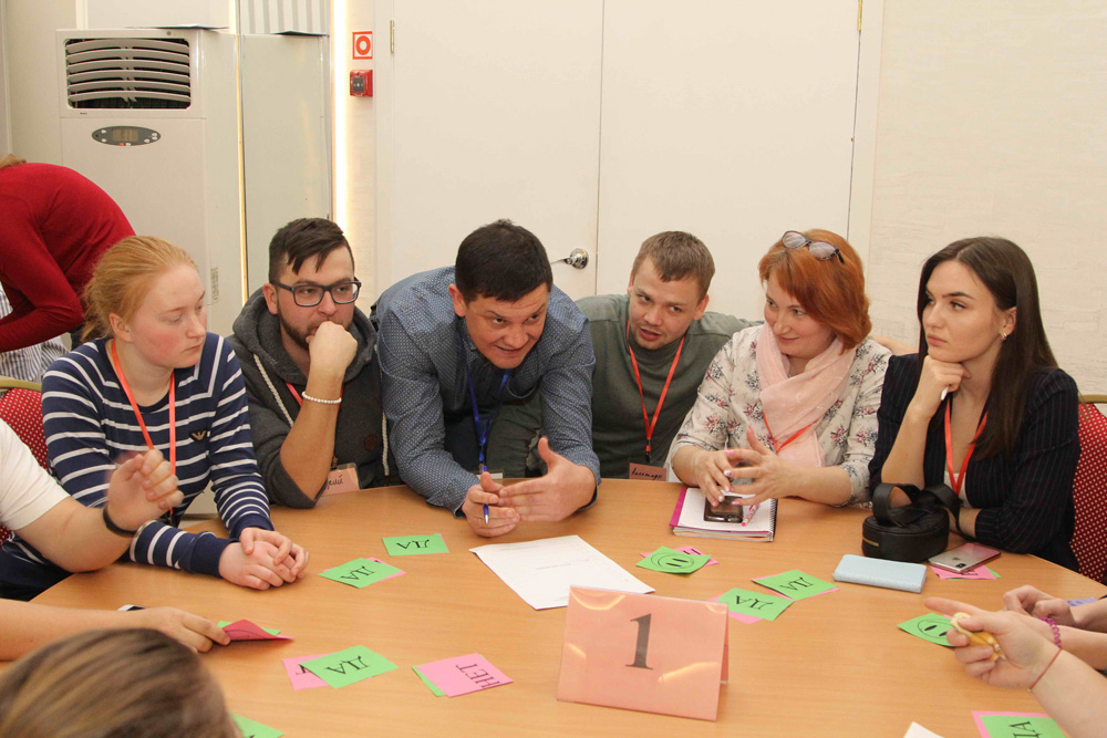 «Будущее у Каменска-Уральского есть», - заявил мэр Шмыков на встрече с молодежью, и обрисовал планы, а ребята нашли 50 недостатков в городе