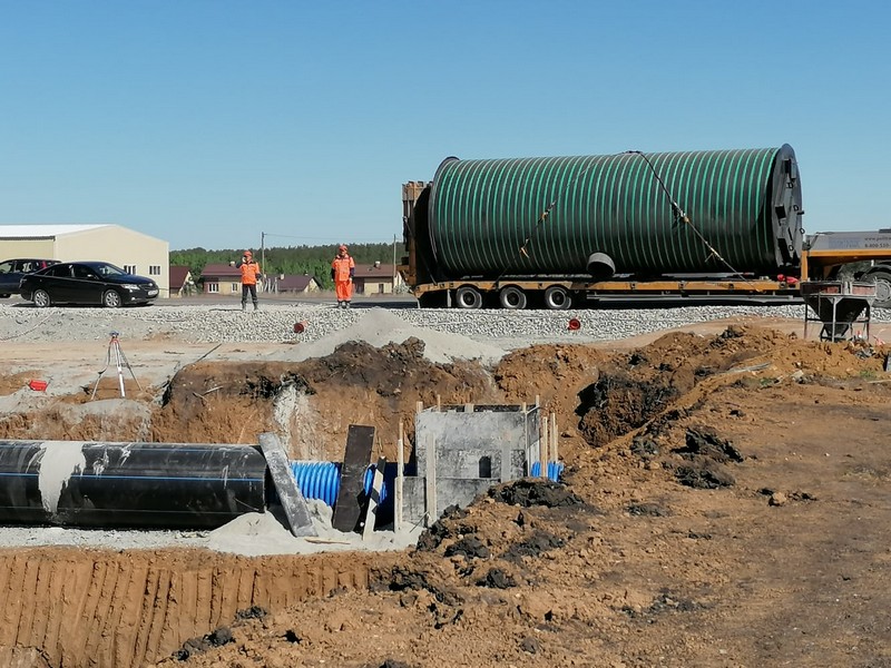 Рабочие смонтировали систему ливневки у новой дороги по ул. Кутузова — один из элементов для сточных вод весит десять тонн!
