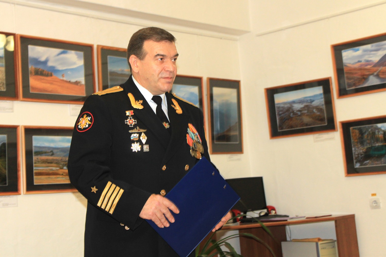 Настоящие моряки собрались в библиотеке, чтобы рассказать студентам и школьникам Каменска-Уральского о годах своей службы