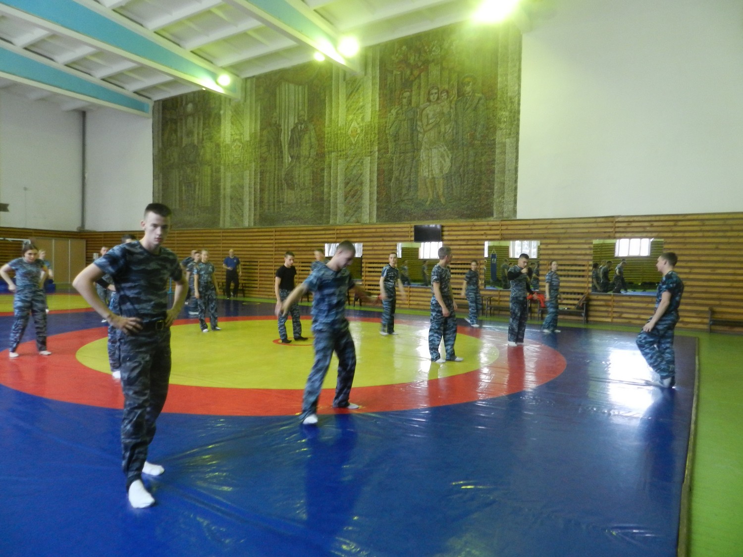 Как привлечь потенциальных студентов? Полицейские свозили старшеклассников Каменска-Уральского в юридический институт на экскурсию Как привлечь потенциальных студентов? Полицейские свозили старшеклассников Каменска-Уральского в юридический институт на экскурсию