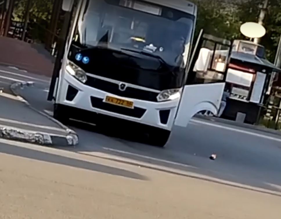 В Каменске-Уральском водитель автобуса поджёг мусор и выкинул на дорогу | Уральский водитель автобуса поджёг мусор и выкинул на дорогу