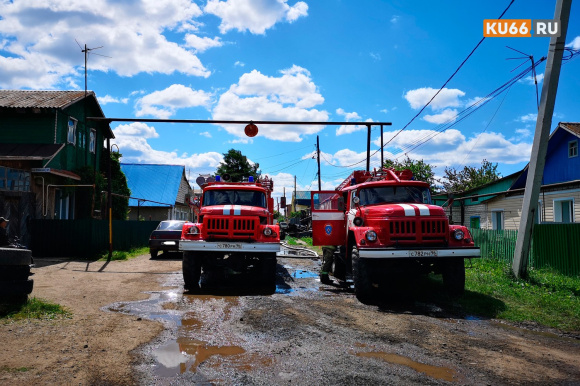 Накануне в поселке под Каменском-Уральским сгорели частный жилой дом, баня и гараж