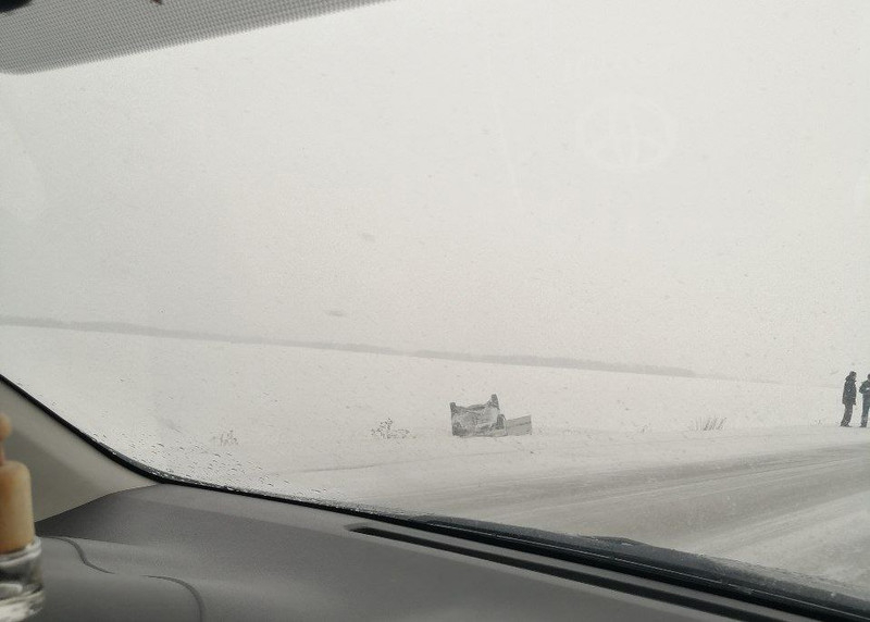 Под Каменском автомобиль вылетел в кювет и перевернулся