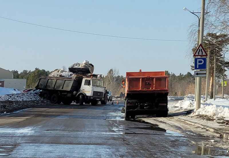 Проспект Победы в Каменске-Уральском второй день вычищают от снега — подтаивающие сугробы сгребают с обочин и с газонов