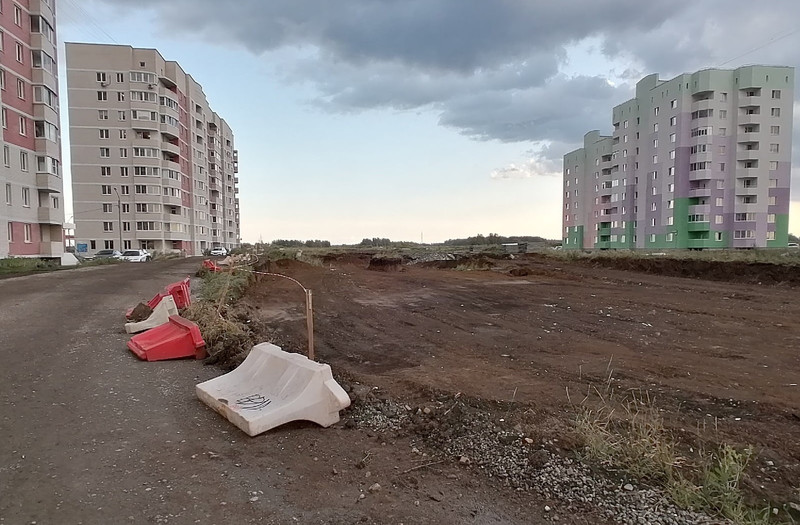 В Каменске-Уральском стартовало строительство новой дороги — оно идет в необычных условиях и на деньги, которые помогла найти область
