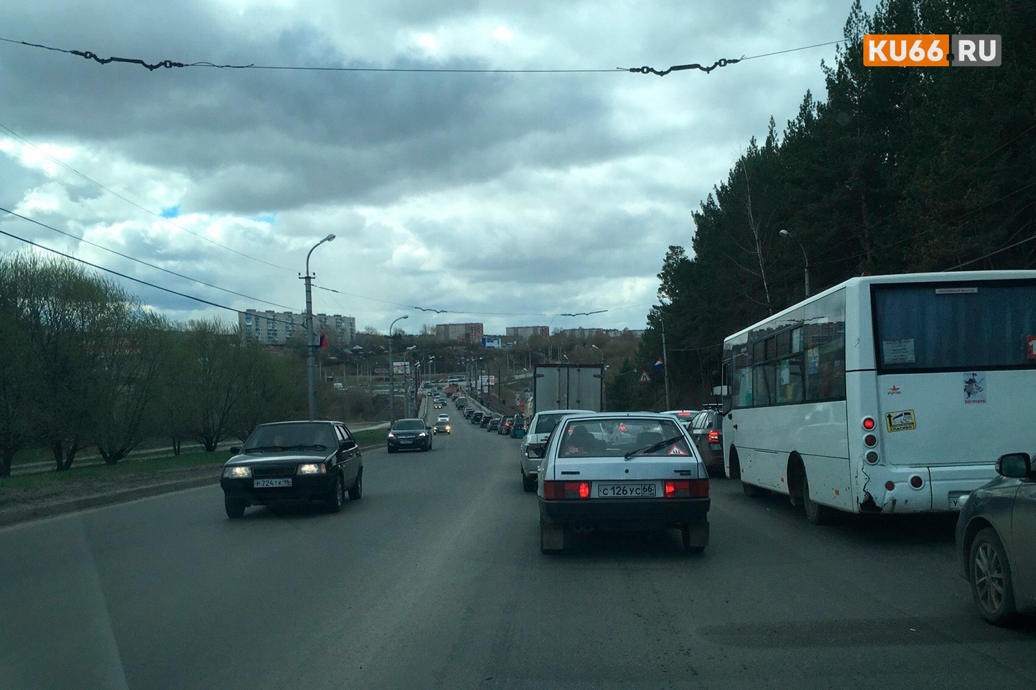 В Каменске-Уральском идут дорожные ремонты – по предписанию ГИБДД «латают» Байновский мост. Автомобилисты недовольны...